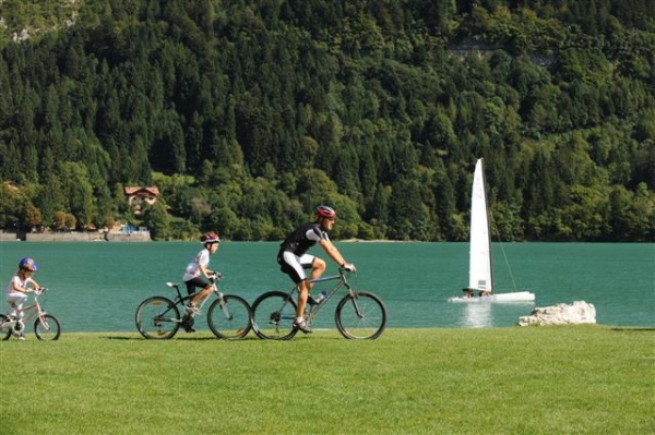 Kolem jezera Molveno vede spousta nádherných cyklostezek