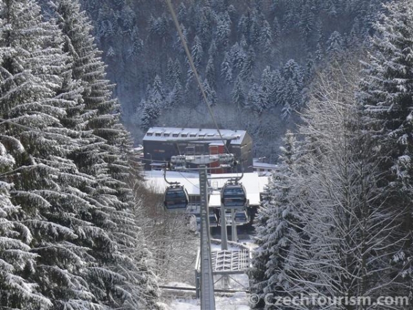 Černá hora poskytuje v zimě vyžití lyžařům, v létě pak cyklistům. Lanovka pro ně jezdí celoročně.