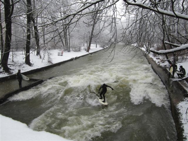 Za Bavorským muzeem, kde vtéká do zahrady řeka Eisbach, můžete být svědky, jak na vlnách trénují surfaři. Nevadí jim sníh ani mráz.