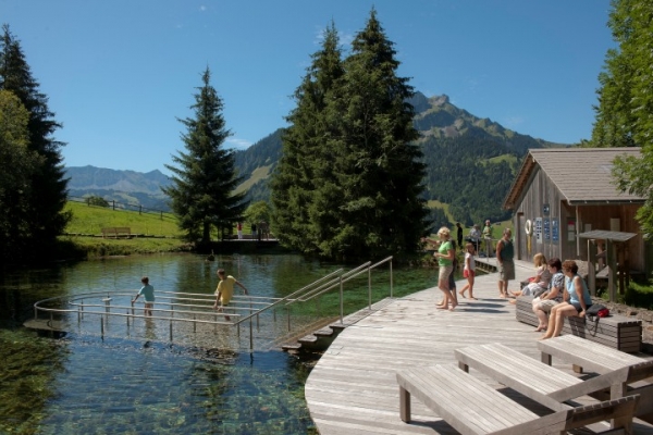 V městečku Flühli se nachází jedno z největších a nejkrásnějších zařízení zaměřené na Kneippovu vodoléčbu, postavené kolem přírodního rybníka