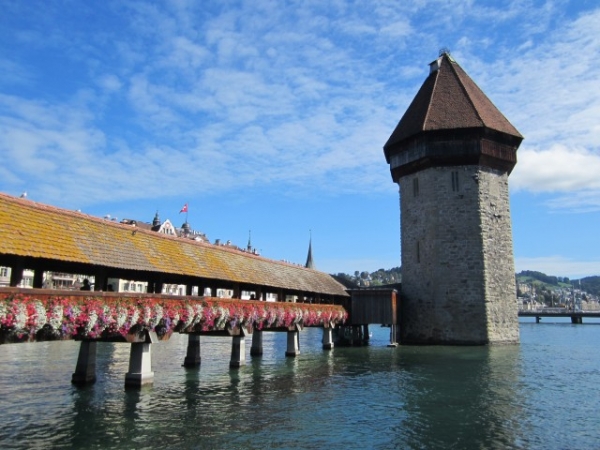 Kaplový most je nejstarší zakrytý dřevěný most na světě s vodní věží z roku 1332