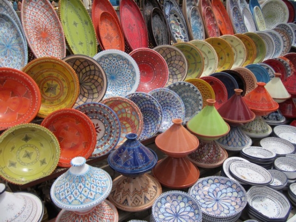 Jako dárek si z tržišť můžete přivézt barevnou keramiku