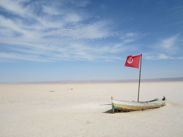 Největší solné jezero Severní Afriky Chott el Jerid zabírá 5 000 km2. Konají se na něm závody plachetnic, které však nejezdí po vodě, ale na kolečkách.