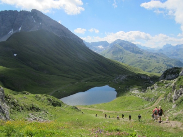 Vyvezte se z Lechu třeba na horu Rüfispitze, kde si projděte zhruba dvouhodinový turistický okruh rozpraskanými skalami, rozkvetlou loukou a zelenými horami s výhledem na křišťálově čistá jezera
