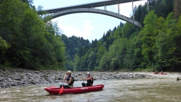 Chcete-li prožít něco výjimečného, vypravte se do Lingenau, kde outdoorový team High 5 pořádá sjezdy na lodích divokou řekou