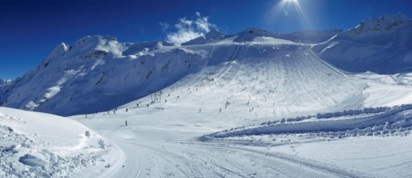 Na ledovci Presena s nadmořskou výškou 3 016 metrů se lyžuje celoročně