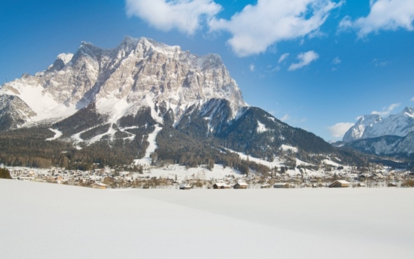 Majestátní masiv Zugspitze střeží rakouské vesničky Lermoos, Ehrwald, Bichlbach, Biberwier a Berwang