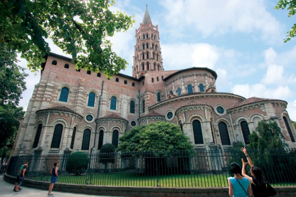 Až uvnitř pochopíte, proč je románská bazilika svatého Saturnina největší v Evropě