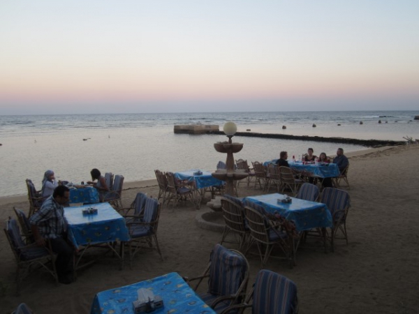 Západ slunce v restauraci El-Ferdous v El Queseir vytváří romantickou atmosféru k výtečným lahůdkám z mořských plodů