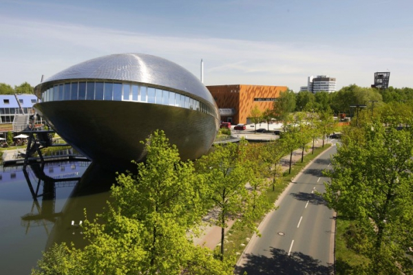 Stavba Universum Science Centrum připomíná UFO