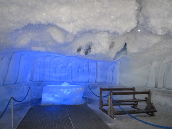 V ledovcové jeskyni najdete i obřadní místnost, kde se konají svatby