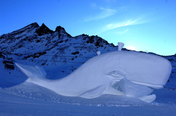 V celém areálu můžete obdivovat na 12 obřích soch ze sněhu
