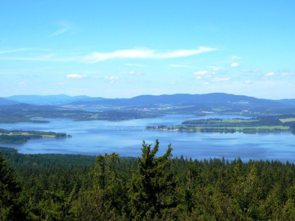 Nejkrásnější výhled na lipenské jezero se vám naskytne z Vítkova Hrádku