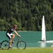 Kolem jezera Molveno vede spousta nádherných cyklostezek