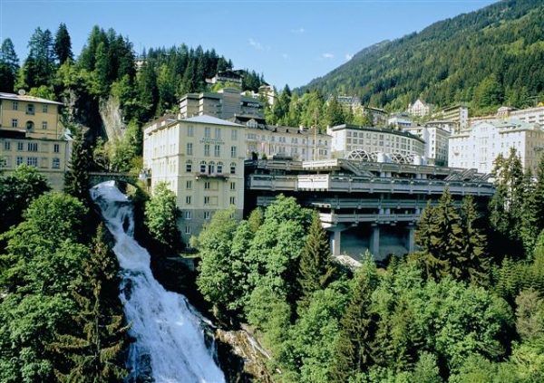 Lázeňské město Bad Gastein vás přivítá nádherným vodopádem, který se nachází přímo v centru města. Právě kolem něj se tyčí ty nejluxusnější hotely.