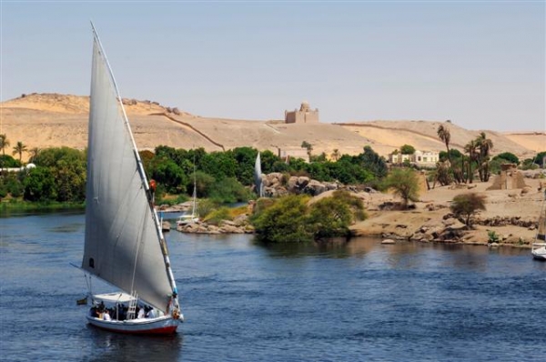 Z Nilu uvidíte třeba núbijské vesnice a mauzoleum