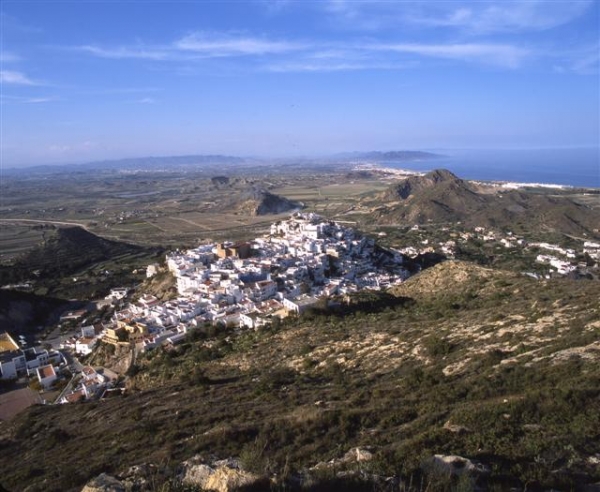 Mojácar je jedno z nejkrásnějších přímořských letovisek na východoandaluském pobřeží zvaném Costa de Almería. Koupat se tu lze během celého roku, protože zima zde prakticky neexistuje. Určitě podnikněte výlet do městečka Mojácar Pueblo na kopci. Krásný výhled na moře se vám naskytne z náměstí Mirador de la Plaza a ještě hezčí od hradu.