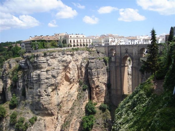 Ronda je vyhlášená pro svůj mohutný most z 18. století, který se klene přes 100 metrů hluboké údolí řeky Tajo