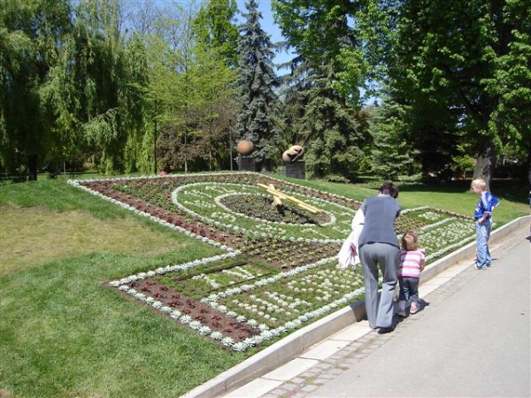 Nejvíce lidí se v lázeňském parku zastavuje u vyhlášených květinových hodin, které mají každý rok jinou květinovou výzdobu