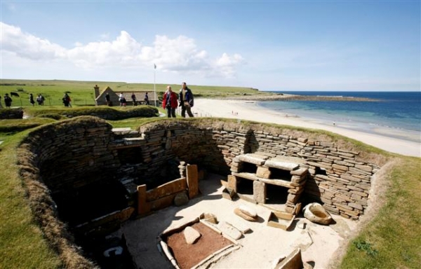 Žádný turista by si neměl nechat ujít návštěvu lokality Skara Brae s vykopávkami vesnice z doby kolem 3000 př.n.l. podél bílé písečné pláže