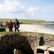 Žádný turista by si neměl nechat ujít návštěvu lokality Skara Brae s vykopávkami vesnice z doby kolem 3000 př.n.l. podél bílé písečné pláže