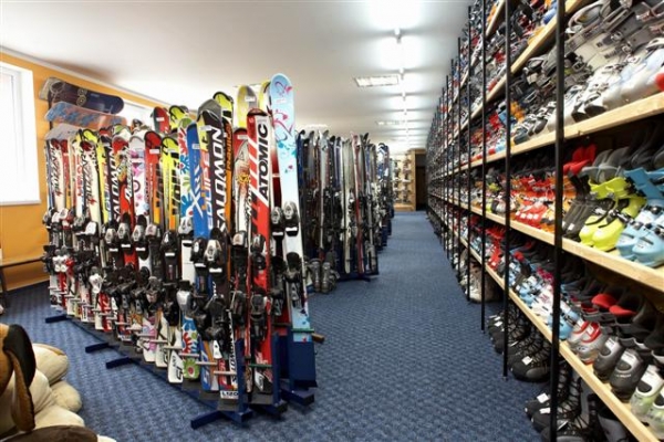 Půjčovny lyží Happy Sport nabízejí velký výběr lyžařského vybavení