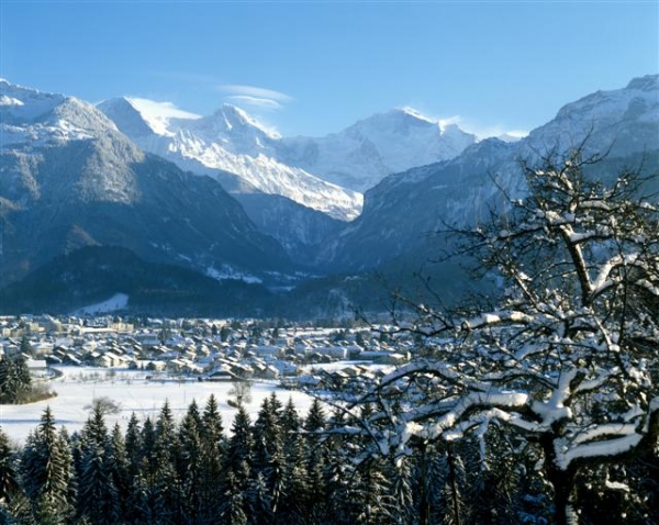Interlaken leží strategicky mezi třemi lyžařskými areály