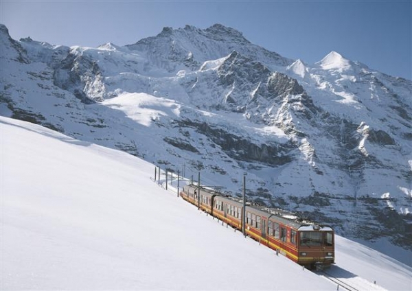 Celá trasa z údolního Interlakenu až na Jungfraujoch byla zprovozněna 1. srpna 1912. Dopravu zajišťují tři železnice (Berner Oberland Bahn, Wengernalpbahn a vrcholová Jungfraubahn) s odlišným rozchodem 1000 a 800 milimetrů, takže je nutné dvakrát přestupovat v každém směru.