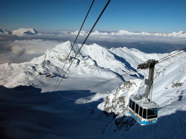Kdo nemá kuráž, sjet Mont-Fort na lyžích, není problém se vrátit lanovkou zase dolů