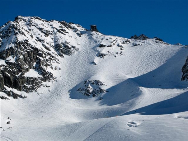 Pokud jste dobrý lyžař, spusťte se po černé, neupravované a velmi náročné sjezdovce Mont-Fort a můžete si vytesat zářez na pažbu, že jste sjeli jednu z nejobtížnějších sjezdovek na světě