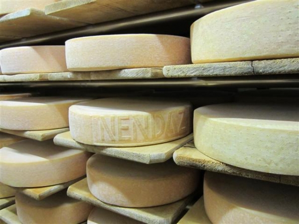 Pokud mezi lyžováním vyšetříte den volna, zajděte si na exkurzi do výrobny sýrů raclette v Nendaz