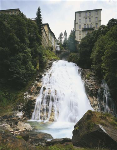 Lázeňské město Bad Gastein vás přivítá nádherným vodopádem, který se nachází přímo v centru města. Právě kolem něj se tyčí ty nejluxusnější hotely.