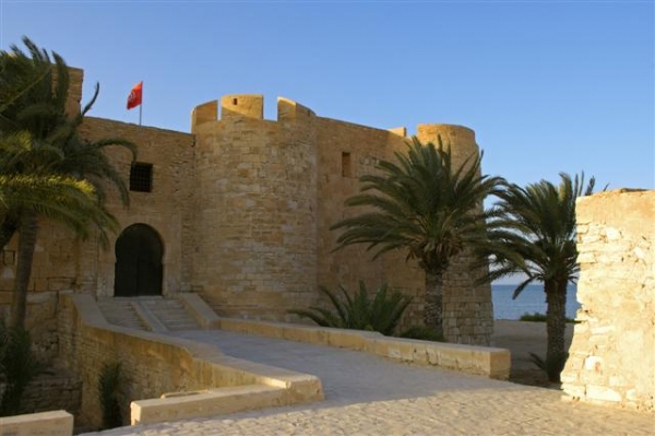 U přístaviště v Houmt Souku si povšimněte obranné pevnosti Borj el-Kebir (Velká nebo také Španělská pevnost) původem z 15. stol., která zde byla postavena na původních starorománských základech