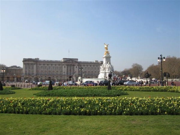 Pokoje Buckinghamského paláce jsou přístupné pouze v létě, avšak střídání stráží přitahuje davy celoročně