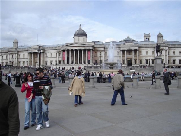 Od roku 2002, kdy se náměstí Trafalgar Square stalo pěší zónou, zmizeli holubi a turisté se zabydleli na schodech vedoucích od sloupu k National Gallery