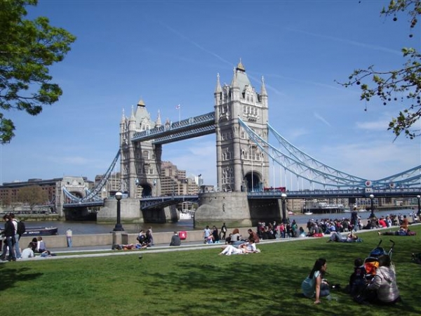 Tower Bridge, další symbol Londýna, evokuje viktoriánské období, kdy byla Anglie námořní mocností