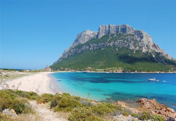 Sardinie vás uchvátí svými bílými plážemi s křišťálovou vodou, které tak trochu připomínají Karibik