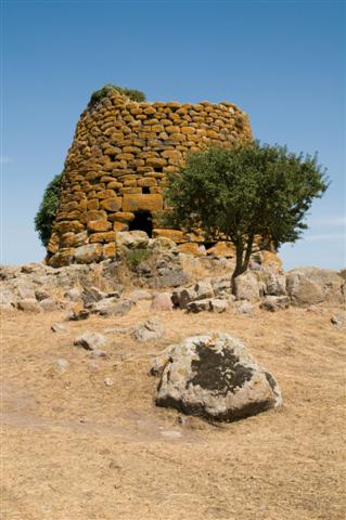 Před 3 000 let odolávali Sardové nájezdům nepřátel v kamenných obranných věžích, které jsou zde dodnes k vidění