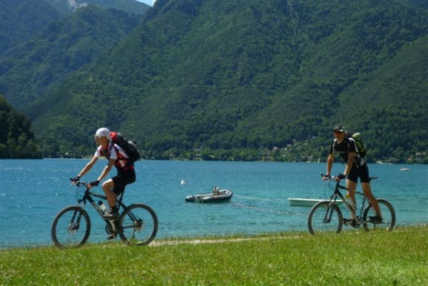 Jezero Ledro si můžete objet po cyklistické stezce