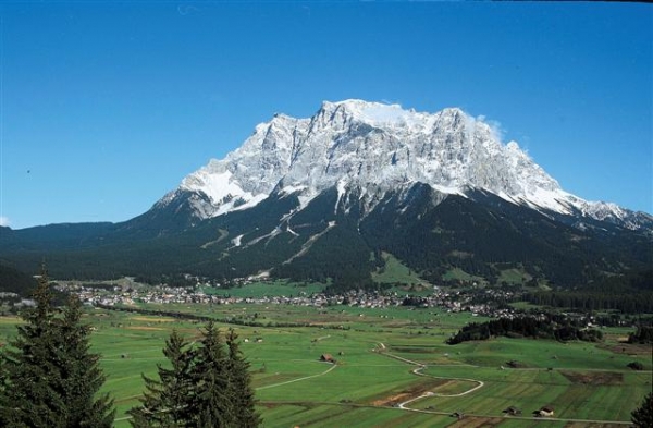 Vesničku Ehrwald střeží majestátní hora Zugspitze