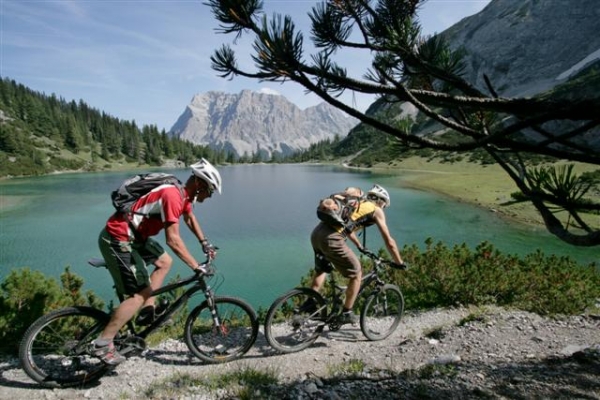 V Zugspitz Areně můžete podnikat výlety na kole od jednoho průzračného jezera ke druhému