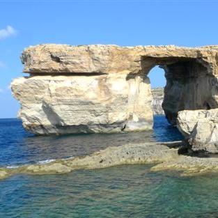 Skalní oblouk Azure Windows je vysoký 20 metrů a je jednou z přírodních krás Malty