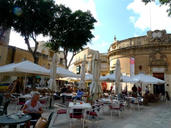 Typické náměstíčko s kavárnami a obchůdky má hodně společného s atmosférou jižní Itálie