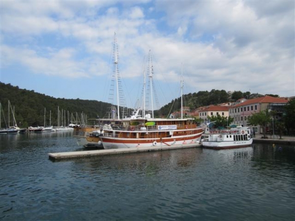 Loď Tvrdi kotví v jachtařském přístavu města Skradin