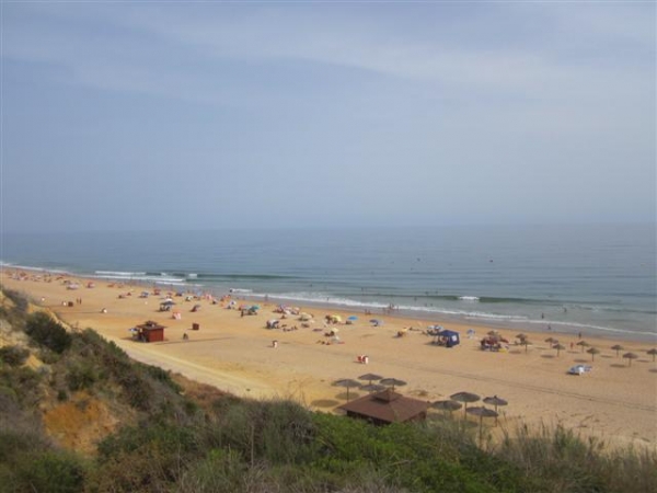 Překrásnou pláž Playa de Mazagón lemují pískovcové útvary