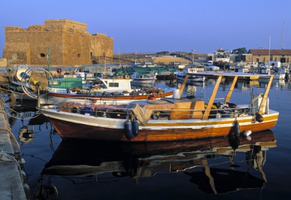 Paphos se pyšní Hrobkami králů, křesťanskými katakombami ukrytými v hoře Fabrica a Odeonem, kostelem, ale i malebným přístavem, který střeží stará benátská pevnost, odkud je vyhlídka na moře a okolí