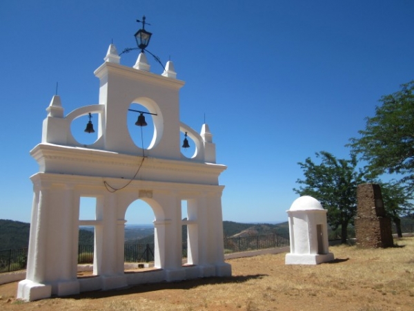 Zastavte se na vrcholku Peńa de Arias Montano v Alájaru, kde na vás čeká překrásný výhled do okolí a kostelík, cílové místo procesí