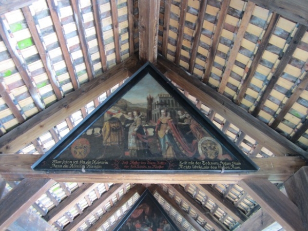 Zbytek třírohých středověkých originálních maleb, jimiž byl Kaplový most vyzdoben po celé své délce ve štítu