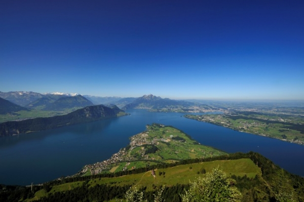 Luzern leží mezi horami Pilatus a Rigi. Obzvlášť z hory Rigi se vám naskytne překrásný výhled na Luzernské jezero.