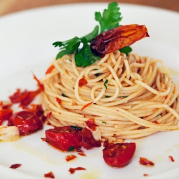 Špagety s česnekem, olivovým olejem a pálivými papričkami